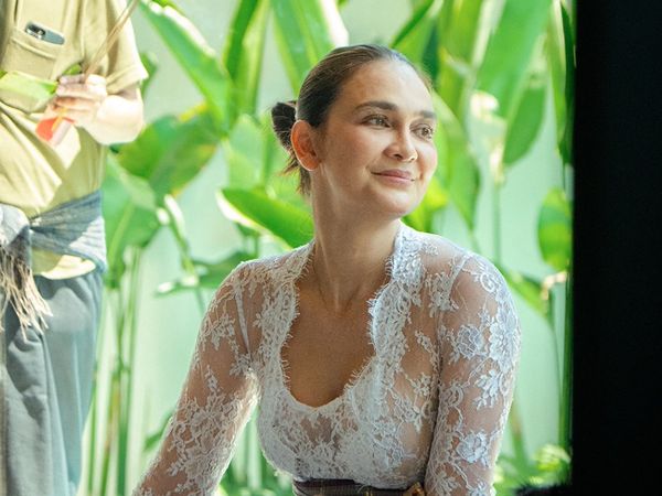 Potret Luna Maya Melaspas Rumah Baru di Bali, Tampil Berkebaya & Tanpa Makeup