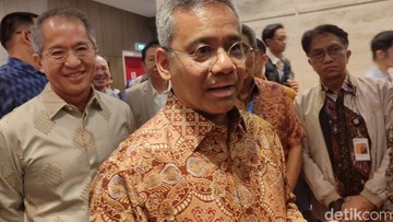 Suahasil Kenang Frans Seda, Hadapi Inflasi RI yang Tembus 650%