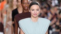 Potret Miranda Kerr Perdana Jalan di Runway Setelah 10 Tahun Vakum