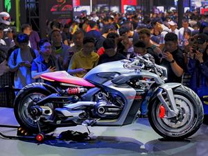 China Pamer Moge Bermesin Plug-in Hybrid, Desainnya Gahar