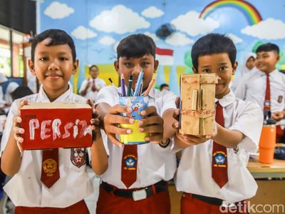 Murid SDN 03 Cilincing Ubah Barang Bekas Jadi Karya Kreatif