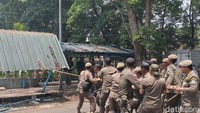Satpol PP Bongkar Kios PKL di Jalan Hasanudin Bandung