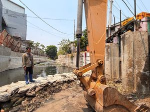 Atasi Banjir di Simo, Pemkot Surabaya Lebarkan Saluran dan Keruk Sungai