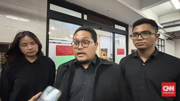 Kasus dugaan penipuan rekrutmen Calon Pegawai Negeri Sipil (CPNS) di Jawa Timur yang menelan kerugian hingga puluhan miliar rupiah memasuki babak baru. Sindikat ini meluas ke Jawa Tengah, hal itu terungkap dari adanya korban-korban baru di Jawa Tengah. Di sisi lain, kasus ini juga mulai menyasar dugaan keterlibatan oknum aparat dari sejumlah instansi.Kuasa hukum para korban, Ketut Surya Putra, mengungkapkan, eskalasi kasus mulai terlihat dari temuan adanya korban lain di luar Jawa Timur. Fakta ini disampaikan usai penyidik Polda Jatim melakukan pemeriksaan terhadap para korban.