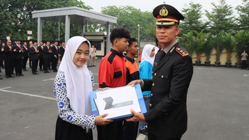 Dukung 'Pelajar Beken', Polrestro Bekasi Kota Serahkan Bantuan Tablet ke Siswa SMK