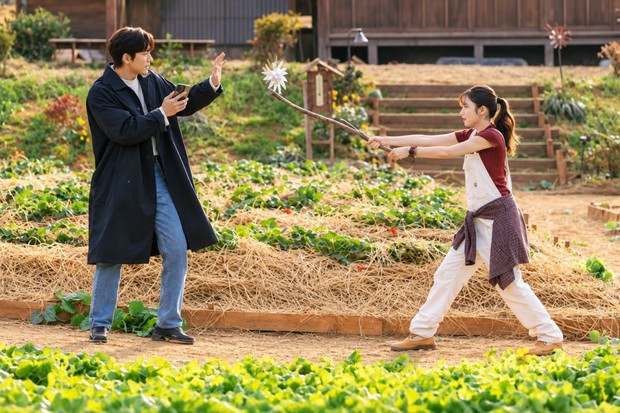 Kisah cinta Ji Chang Wook dan Imada Mio dalam drama 'Merry Berry Love' akan dimulai dari pertemuan canggung mereka di kebun stroberi.