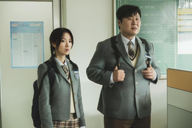 Kim Hye Yoon dan Yoon Kyung Ho memasuki ruang kelas di sekolah dengan balutan seragam yang sama dalam still-cut film 'High School Detective'.