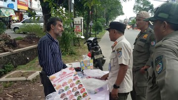 WNA Buka Lapak PKL di Pinggir Jalan Depok Berujung Ditindak Petugas