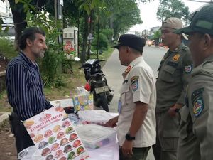 WNA Buka Lapak PKL di Pinggir Jalan Depok Berujung Ditindak Petugas