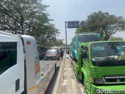Sopir Truk Bertahan di Jagir hingga Ditemui Pihak Pertamina