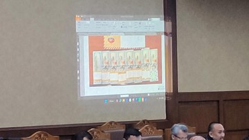Jaksa KPK Tunjukkan Duit USD 110 Ribu yang Disita Terkait Kasus Kuota Haji