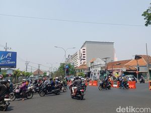 Sopir Truk Bertahan di Pertamina, Begini Lalu Lintas di Jagir Surabaya