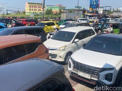 Jalan Urip Macet Parah gegara Tamu Nikah Parkir di Badan Jalan