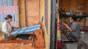 Tenun Ikat Tanimbar, Tradisi yang Menggerakkan Ekonomi Warga