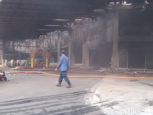 Trans Home Terbakar, Keluarga Karyawan Berdatangan