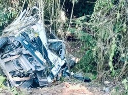Rem Blong, Truk Muat Batu Bolder Tabrak Mobil lalu Terjun ke Jurang