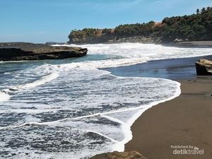 Pantai Citanggeuleuk, Surga Tersembunyi di Garut
