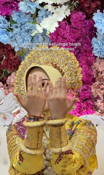 Kaget! Momen Tante-tante Berikan Emas Satu per Satu ke Pengantin Bugis Meledak di Medsos