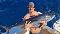 Gokil! Zlatan Ibrahimovic Mancing Dapat Tuna Raksasa