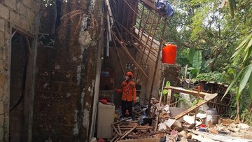 Tebing 10 Meter Longsor Timpa Rumah Warga di Bogor, Dinding dan Atap Jebol