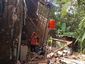 Tebing 10 Meter Longsor Timpa Rumah Warga di Bogor, Dinding dan Atap Jebol