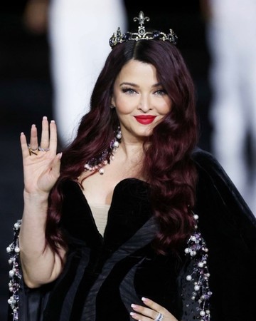 Potret Aishwarya Rai Jadi Model di Paris Fashion Week dengan Rambut Burgundy