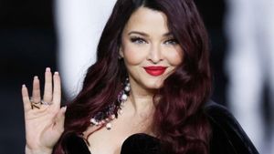 Potret Aishwarya Rai Jadi Model di Paris Fashion Week dengan Rambut Burgundy