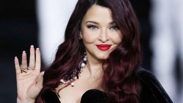 Potret Aishwarya Rai Jadi Model di Paris Fashion Week dengan Rambut Burgundy