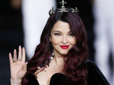 Potret Aishwarya Rai Jadi Model di Paris Fashion Week dengan Rambut Burgundy
