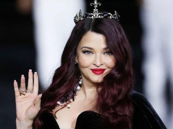 Potret Aishwarya Rai Jadi Model di Paris Fashion Week dengan Rambut Burgundy