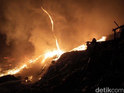 Heboh Penampakan Lisus Api di TPA Jatibarang Semarang