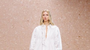 Gaya Putri Gwyneth Paltrow Debut Runway, Melenggang di Paris Fashion Week