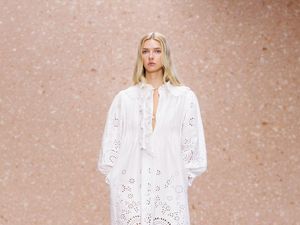 Gaya Putri Gwyneth Paltrow Debut Runway, Melenggang di Paris Fashion Week