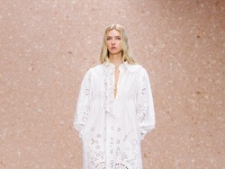 Gaya Putri Gwyneth Paltrow Debut Runway, Melenggang di Paris Fashion Week