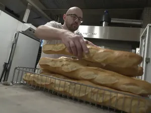 Perang Iran Bikin BBM Mahal, Bakery Prancis Kewalahan Panggang Baguette