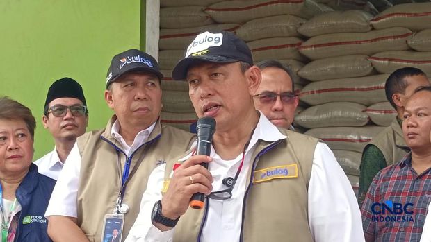 Direktur Utama Perum Bulog Ahmad Rizal Ramdhani bersama Ketua Komisi IV DPR RI Siti Hediati Hariyadi atau Titiek Soeharto mengecek langsung kondisi perberasan di Pasar Induk Beras Cipinang (PIBC), Jakarta Timur, Jumat (2/10/2026). (CNBC Indonesia/Martyasari Rizky)