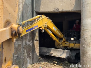 Kejar-kejaran dengan Hujan, Ekskavator Mini Masuk Gorong-gorong Surabaya