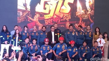 Trio GJLS Rela Pakai Baju Damkar Seberat 10 Kg demi Hadapi Api Sungguhan