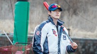 Potret Kim Woo Bin Jadi Pelatih Bisbol di Drakor GIFT