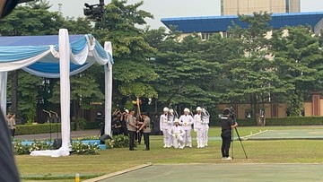Jenderal Listyo Sigit Serahkan Panji Tribrata ke Kapolri Jenderal Suyudi