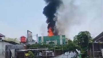 Gedung 3 Lantai Ponpes Al Hikmah Jombang Terbakar, Santri Kocar-kacir