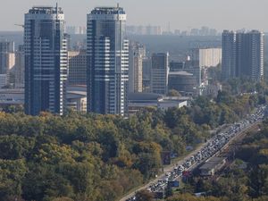 Drone Rusia Bikin Jembatan Utama Kyiv Ditutup, Lalu Lintas Kacau