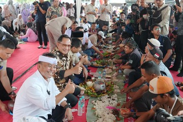 Mendagri Makan Liwet Bareng Sopir Truk Genteng di Purwakarta