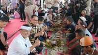 Mendagri Makan Liwet Bareng Sopir Truk Genteng di Purwakarta