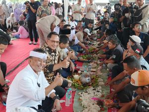 Mendagri Makan Liwet Bareng Sopir Truk Genteng di Purwakarta