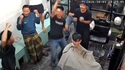 Video Kocak Tukang Cukur Ikut Rayakan Kemenangan Timnas, Pelanggan Dilupain