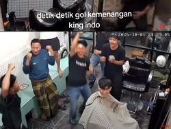 Video Kocak Tukang Cukur Ikut Rayakan Kemenangan Timnas, Pelanggan Dilupain