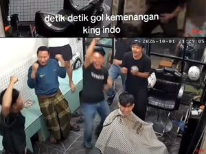 Video Kocak Tukang Cukur Ikut Rayakan Kemenangan Timnas, Pelanggan Dilupain