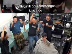 Video Kocak Tukang Cukur Ikut Rayakan Kemenangan Timnas, Pelanggan Dilupain