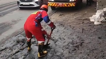 Truk Ngerem Mendadak, Muatan Diduga Limbah B3 Tumpah ke Jalan Cileungsi